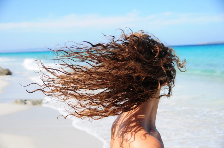 Как сделать так, чтобы волнистые волосы действительно понравились на пляже?